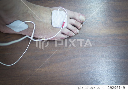 Patient foot ankle leg physiotherapy treatment 19296149