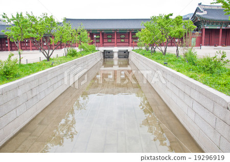canal behind gyeongbokgung palace canal behind gyeongbokgung palace 19296919