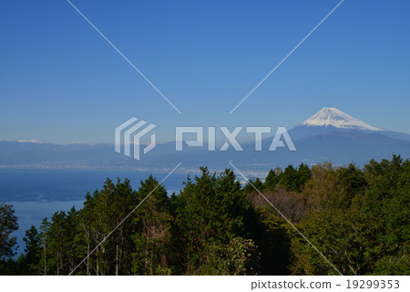 從山頂看到的午夜山，富士山 19299353