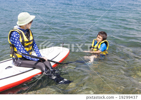 Parents playing marine sports 19299437