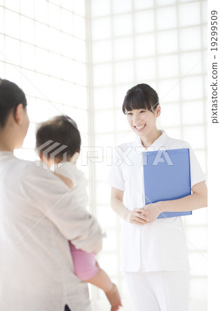 護士和父母和孩子(寶寶) 護士和父母和孩子(寶寶) 19299509