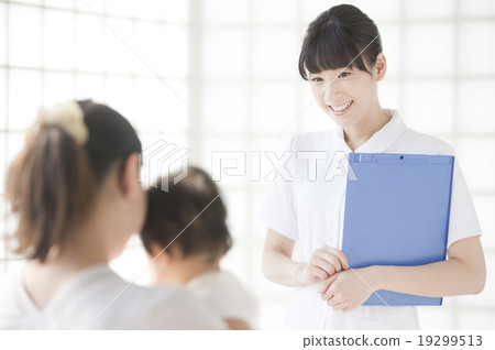 Nurse and parent and child (baby) 19299513
