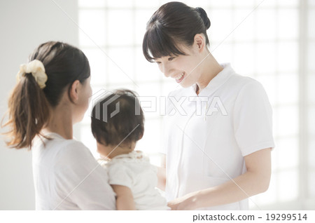 Nurse and parent and child (baby) 19299514