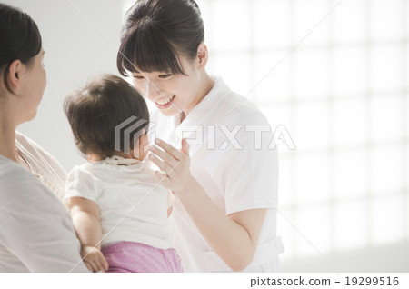 護士和父母和孩子(寶寶) 護士和父母和孩子(寶寶) 19299516