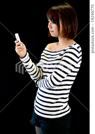 看智能手機的一個少婦 19299770