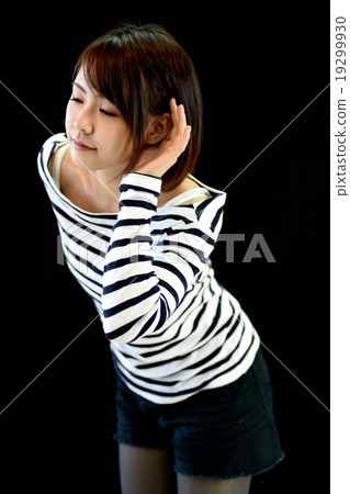 一位年輕女士仔細聽 19299930