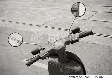 Old italian scooter handlebar with speedometer 19302352