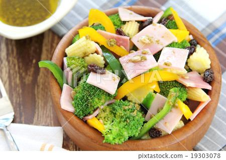 圖庫照片: broccoli and ham salad