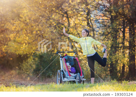 Young mother running 19303124