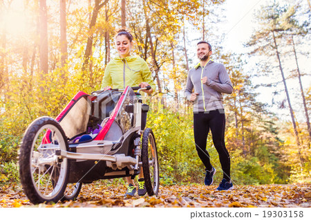 Young family running 19303158