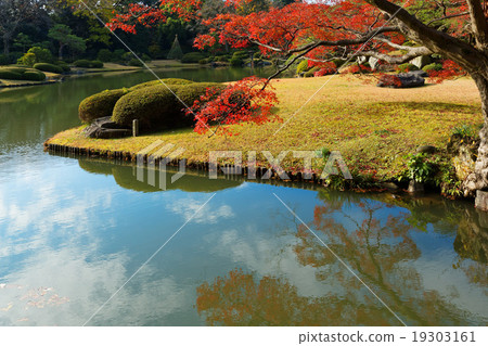 Rikugien's autumn leaves and the scenery that shines on the surface of the lake Rikugien's autumn leaves and the scenery that shines on the surface of the lake 19303161