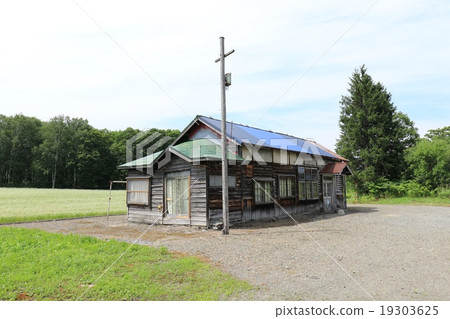 The ruins of the dam 's station in the abduction line. 19303625