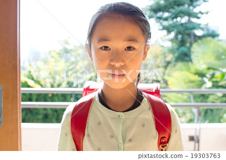 站立在窗口邊的兒童小學高中年齡 站立在窗口邊的兒童小學高中年齡 19303763