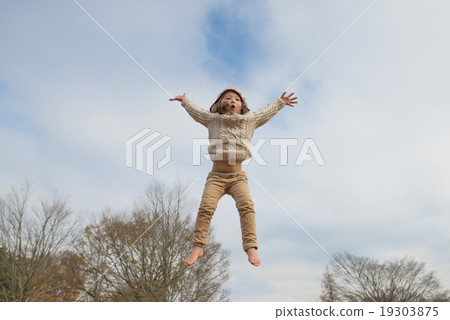 Girls to jump 19303875