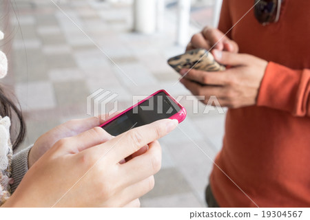 People are using phone to find directions 19304567