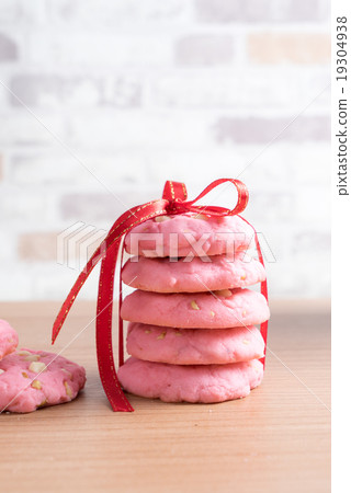 Strawberry cookies tied with a ribbon 19304938
