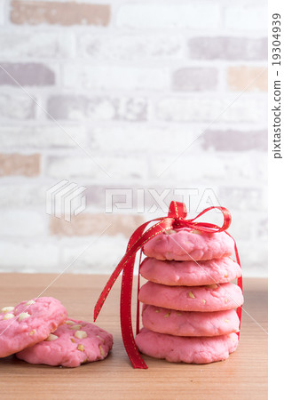 Strawberry cookies tied with a ribbon 19304939
