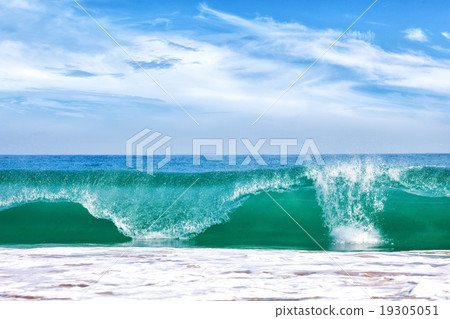 Big wave in ocean 19305051