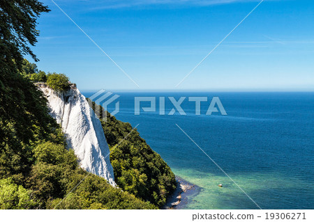 Chalk cliffs on shore of the Baltic Sea 19306271