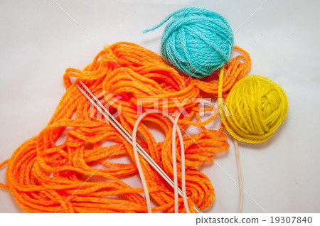 Wool and knitting needles 19307840