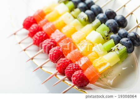 Fresh summer fruits on sticks 19308064