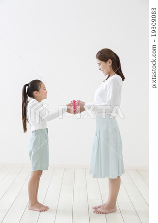 母親和女兒有禮物盒的 19309083