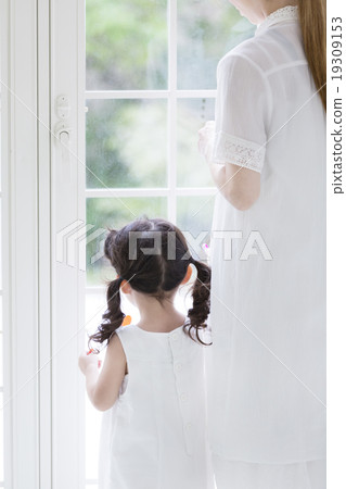 Parent and child behind 19309153