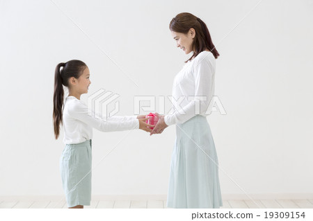 母親和女兒有禮物盒的 母親和女兒有禮物盒的 19309154