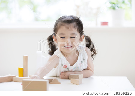 Girl playing with blocks 19309229