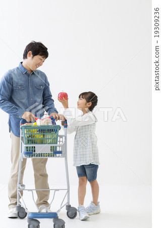 Father and daughter shopping Father and daughter shopping 19309236