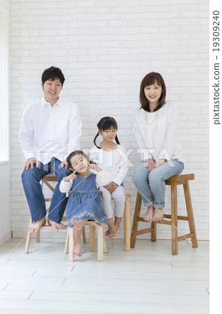 坐在椅子上的日本家庭 19309240