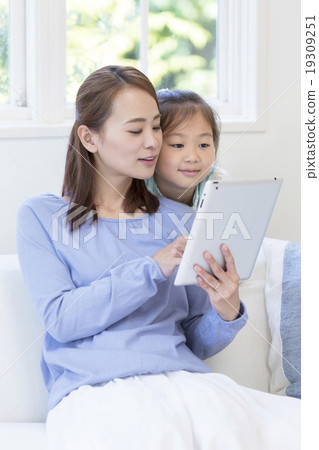 看片劑個人計算機的母親和女兒 19309251