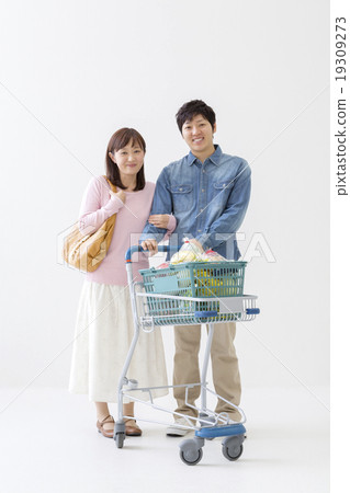 Japanese couple shopping 19309273