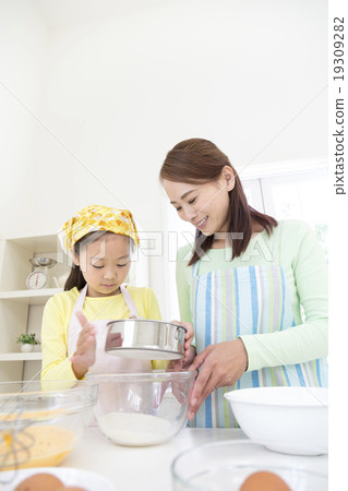 站立在廚房裡的母親和女兒 19309282