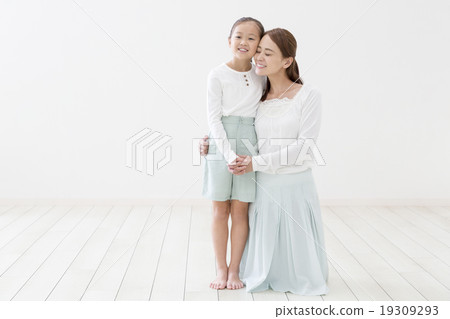 母親和女兒一起帶臉頰 19309293