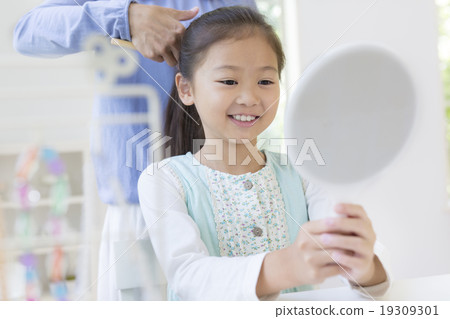 Girls whose mother ties their hair 19309301