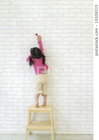 Girls reaching for the heart 19309315