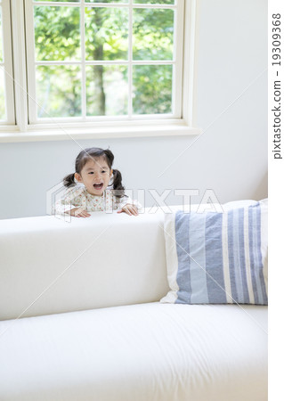 握在沙發的女孩一隻手 19309368