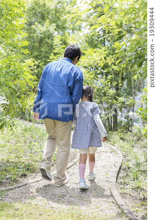 Japanese father and daughter Japanese father and daughter 19309444