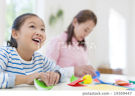 女孩玩摺紙 19309447