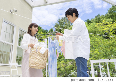 掛衣服的夫婦 掛衣服的夫婦 19309533