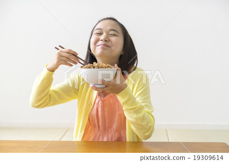 吃牛肉碗的女孩 19309614