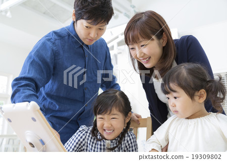 4 Japanese families 19309802