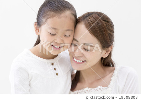 Japanese mother and daughter 19309808