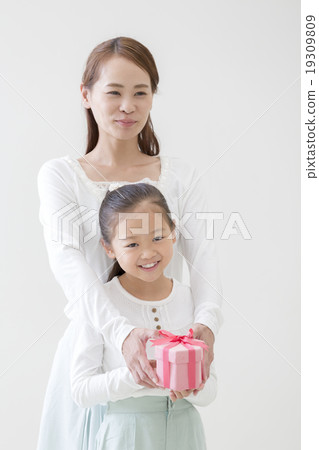 母親和女兒有禮物盒的 19309809