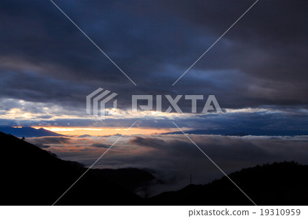 The morning sun and the sea of clouds 1 inserted 19310959