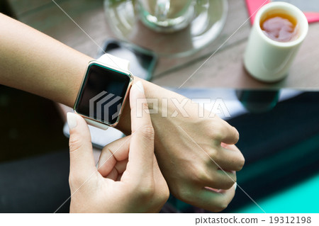 hand using watch on top view 19312198