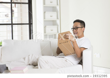 asian male online shopping 19312395