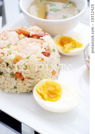 Fried rice with shrimp 19312429
