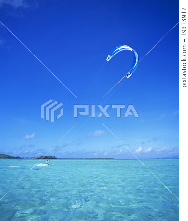 Kite surfing 19313912
